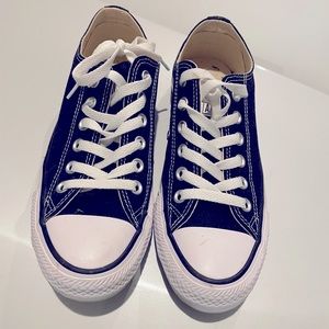 Womens all star converse sneakers- size 6.5 (fits like 7)